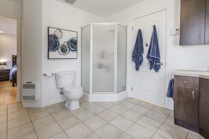 Salle de bain — 17 rue Desrochers, Shannon