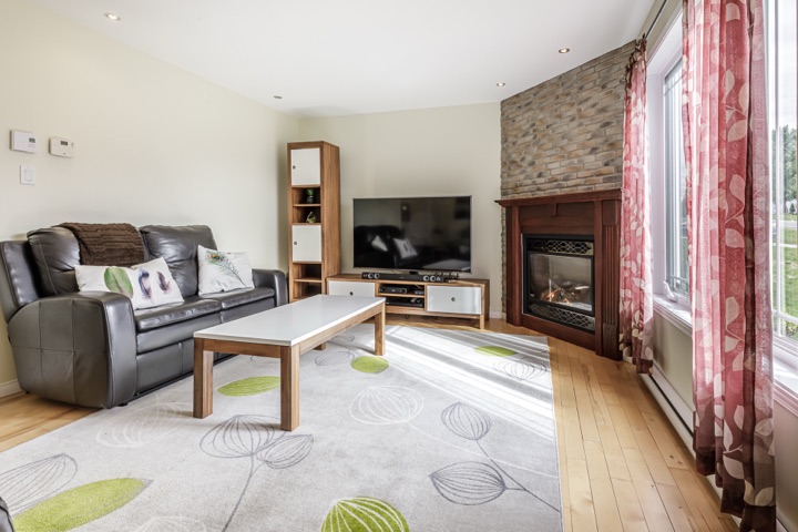 Salon — 17 rue Desrochers, Shannon