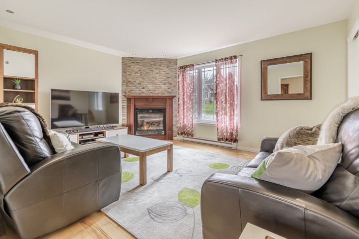 Salon — 17 rue Desrochers, Shannon